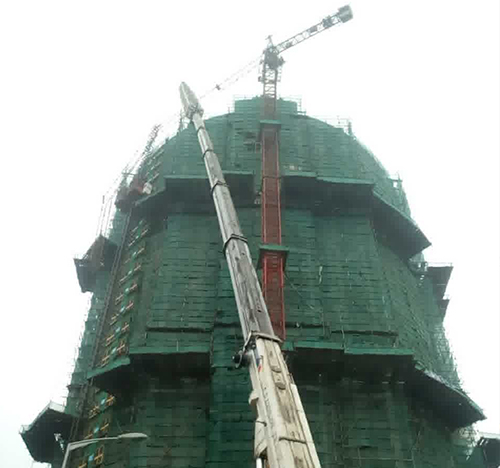 桐庐吊车在工地上作业